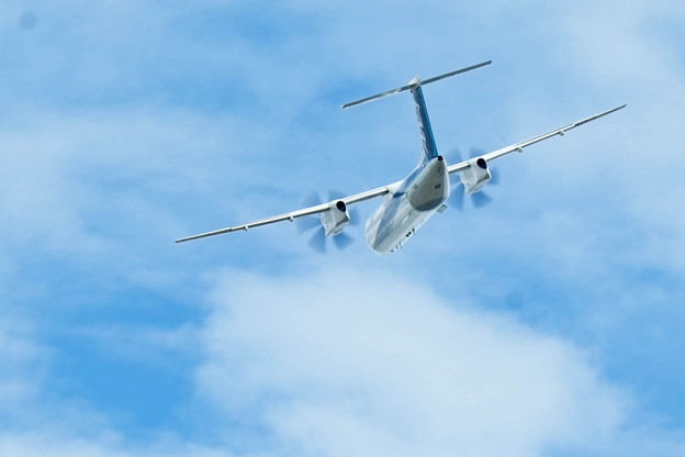 青空へ　ANAウイングス　Bombardier DHC-8-400