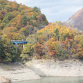 秋景色と青い橋
