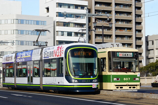 写真: 広島電鉄 1001と807