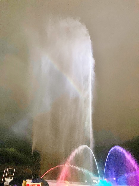 写真: 噴水の中に虹