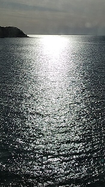写真: 水平線に映る太陽光