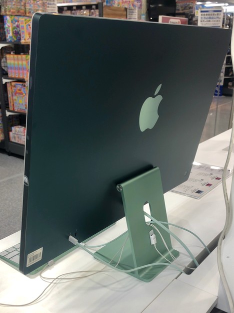 M1搭載iMacのグリーンモデル - 2：背面