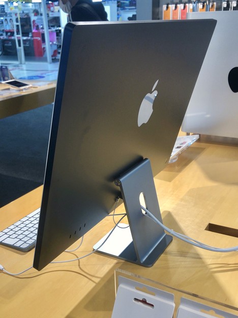 M1搭載iMacのブルーモデル - 2：背面