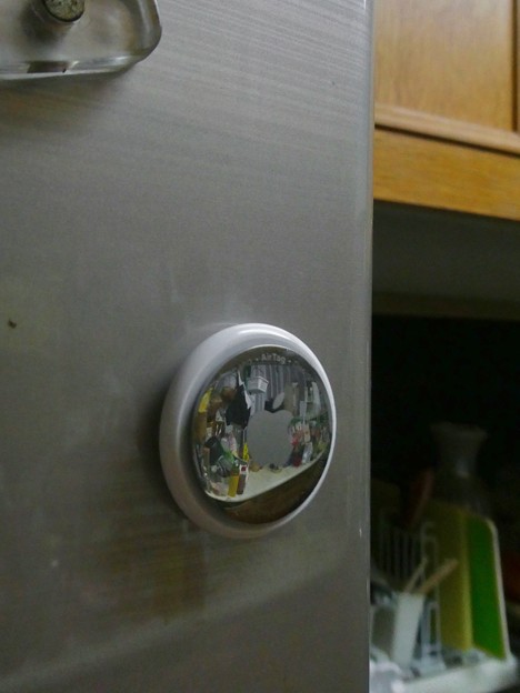 Airtag - 22：冷蔵庫にくっつく程度の磁力あり