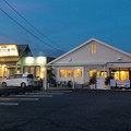 写真: 春日井市民病院前にオープンした「Panel Cafe 春日井」と「信州そば処 そば右衛門」