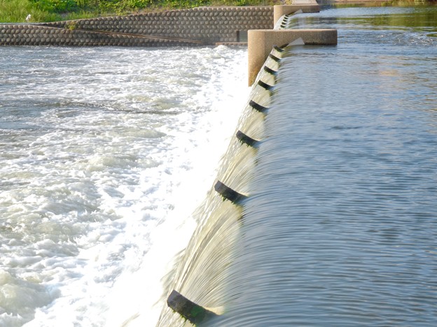 写真: 吉根橋近くの堰を流れる水 - 6