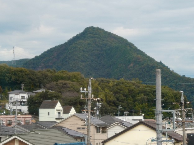 写真: 鵜沼駅から撮影した大平山