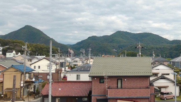 写真: 鵜沼駅から撮影した大平山と継鹿尾山