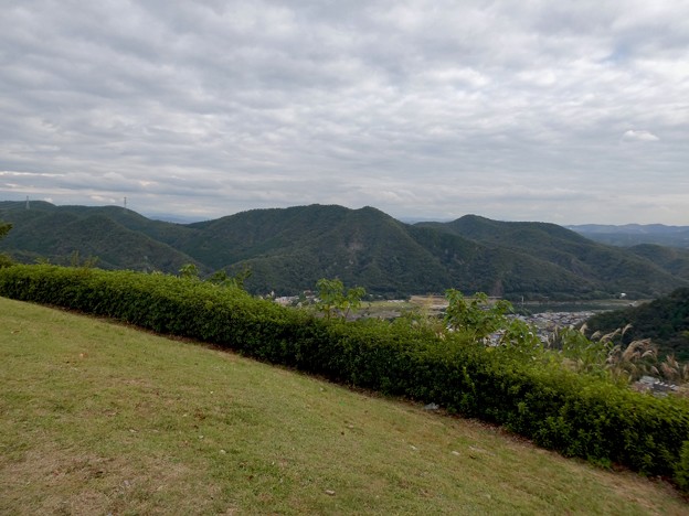 写真: 日本ラインうぬまの森：展望塔広場から見た景色 - 1（犬山北部の山々）