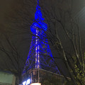 真下から見上げた真っ青の名古屋テレビ塔