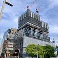 写真: 建設途中の新しい中日ビル