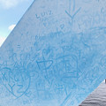 写真: ポートブリッジのホコリを使った落書き - 1