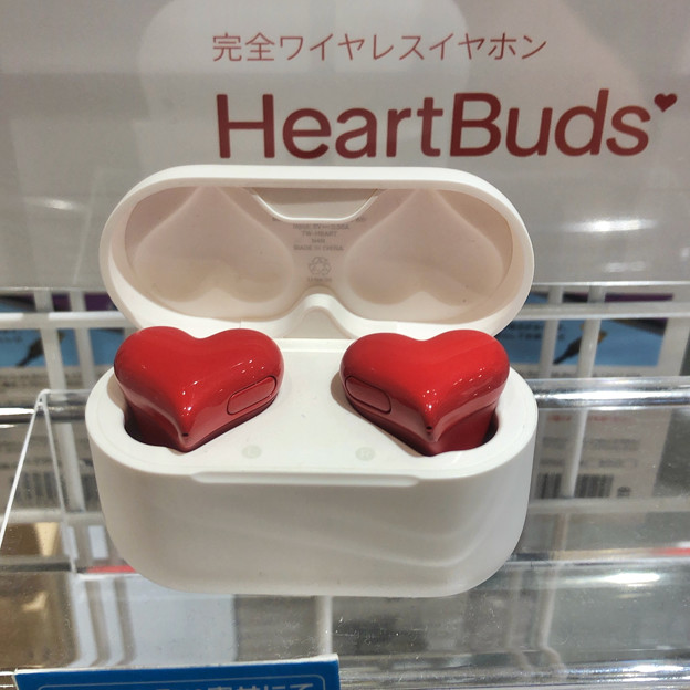 写真: ハート型の完全ワイヤレスイヤホン「HeartBuds」- 1