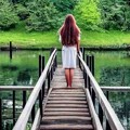 写真: AIピカソ：池に架かる橋の上に立つ髪の長い女性 - 2