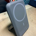 写真: Magsafeに対応したQi充電のスマホスタンドにもなるモバイルバッテリー - 3