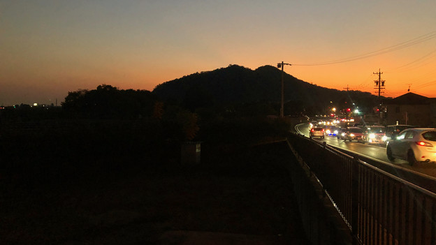 写真: 夕暮れ時の伊木山 - 1