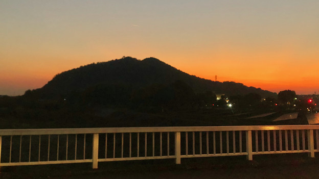 写真: 夕暮れ時の伊木山 - 2