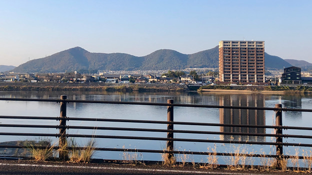 写真: 木曽川から見た各務原市の山並み - 1
