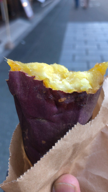 写真: 犬山城下町で食べた焼き芋
