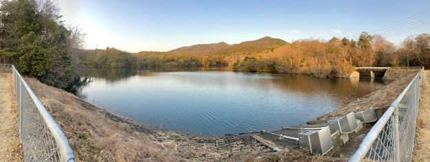 iPhone 12 Miniの広角カメラで撮影した築水池のパノラマ写真