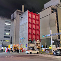 写真: 錦通伊勢町交差点にある変わった赤い建物「フジスタイルビル」