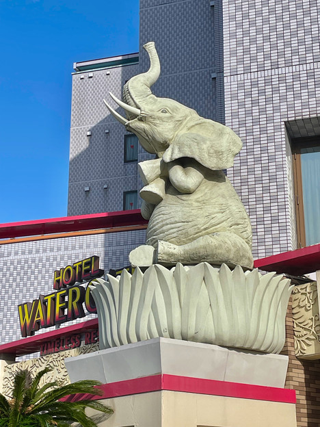 ラブホ入り口に設置されてる象の像