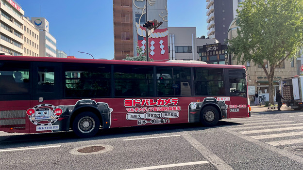 栄～大須を走ってたヨドバシカメラのラッピングバス - 2