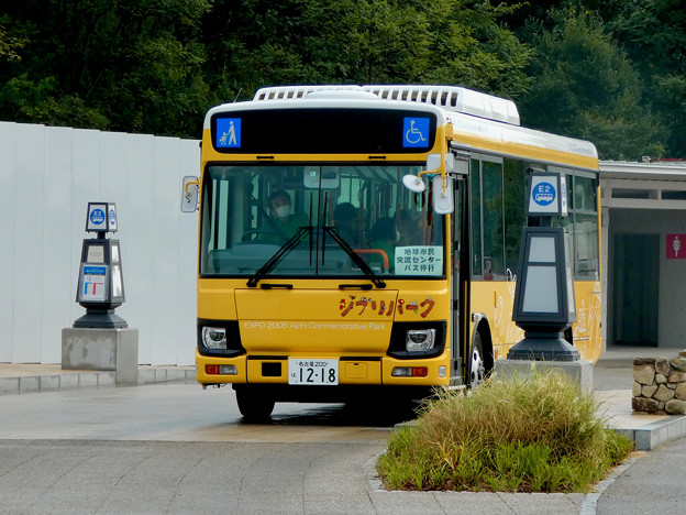 愛・地球博記念公園内を走るバス - 2：ジブリパークラッピング