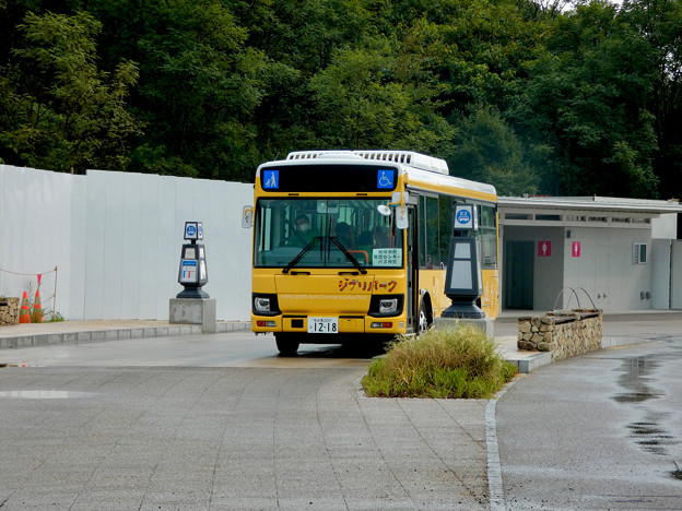 愛・地球博記念公園内を走るバス - 1：ジブリパークラッピング