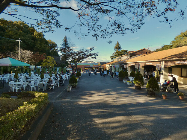 東山動植物園 北園門前の休憩所とカフェ - 2
