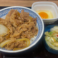 写真: 吉野家 牛丼（アタマの大盛り）とお新香と卵