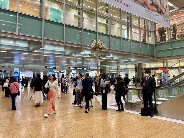 名古屋駅コンコース 金の時計広場