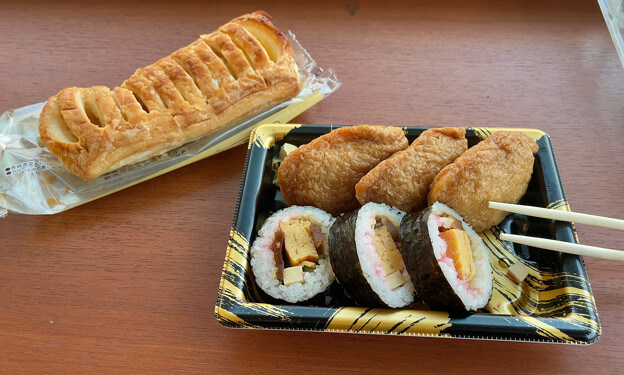 ファミマの助六寿司とアップルパイ