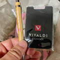 写真: Vivaldiグッズのボールペンとスマホの裏につけるカード入れ