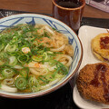 写真: 丸亀製麺 かけうどんとメンチカツ、サツマイモの天ぷら