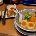 写真: 丸源ラーメンの味玉肉そばと餃子セット
