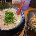 写真: 鶴亀堂 豚骨ラーメンと餃子