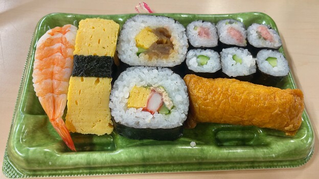 写真: スーパーのパック寿司 - 4