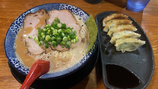 鶴亀堂の味噌ラーメンと餃子 - 1