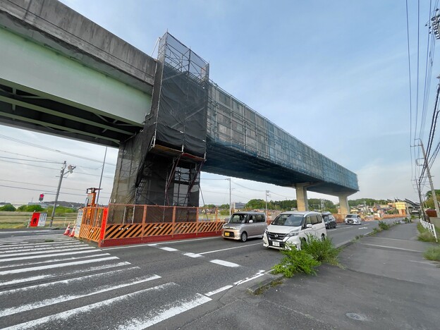 旧・桃花台線上末駅付近の撤去途中の高架（2024年4月28日）- 2