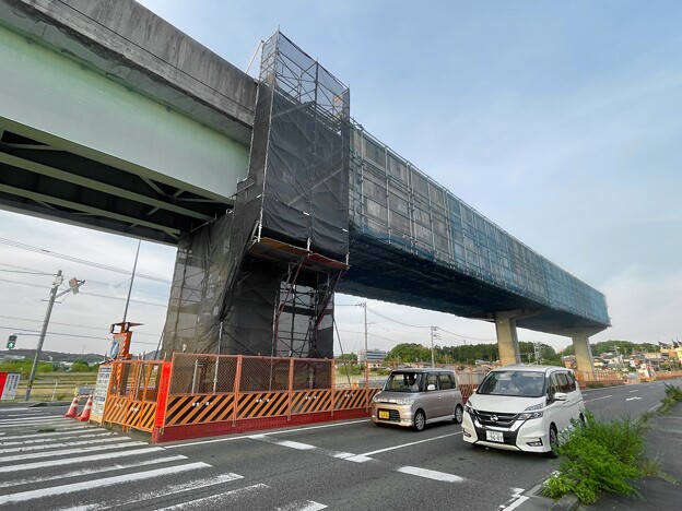 写真: 旧・桃花台線上末駅付近の撤去途中の高架（2024年4月28日）- 3