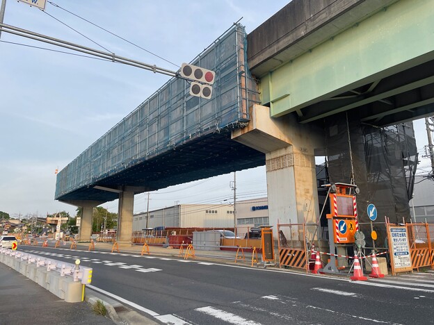 写真: 旧・桃花台線上末駅付近の撤去途中の高架（2024年4月28日）- 4