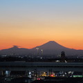 写真: 夕暮れ富士山