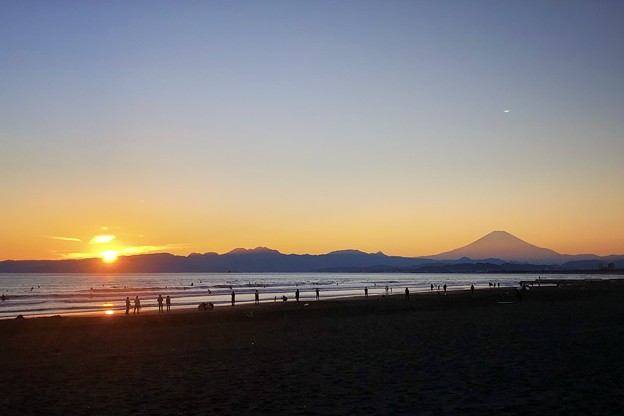 写真: 富士山と日没の瞬間 #湘南 #藤沢 #海 #波 #サーフィン #surfing #sea #mtfuji #fujisan #富士山