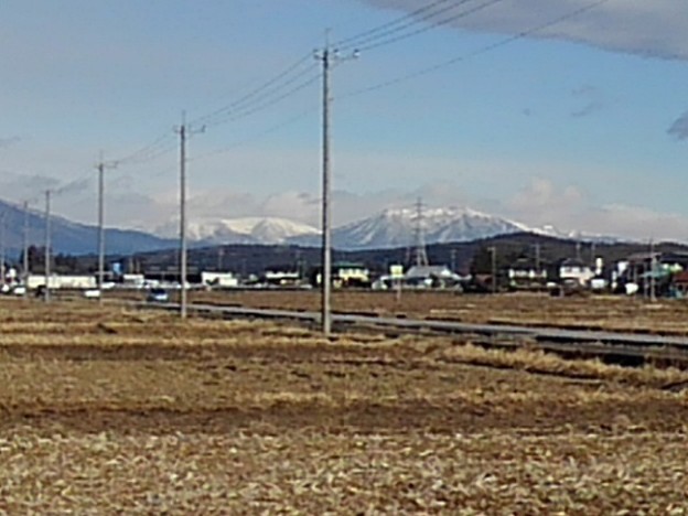 写真: 道路の奥の雪山（2月17日）