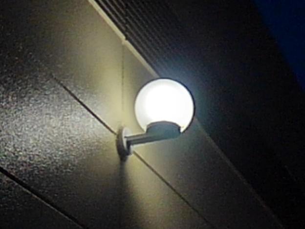 写真: ベイシアの建物の明かり（2月20日）