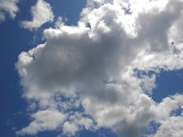 写真: 大きな雲と晴れ始めた空（7月27日）