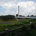 写真: ゆうゆうパークの白い橋と丸太風の柵と大きな雲（7月24日）
