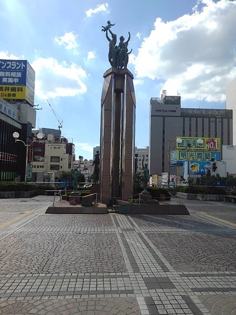 写真: 宇都宮駅前の像（8月6日）