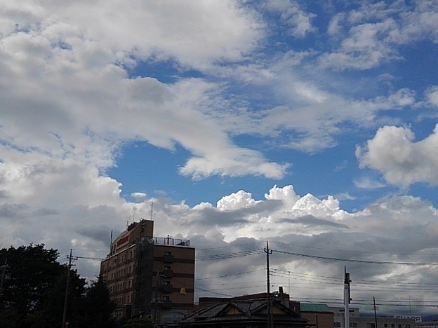 写真: ビジネスホテルの建物と入道雲（8月7日）